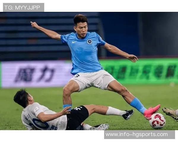 杨一鸣肘击被红牌罚下新鹏城领先后遭遇人数劣势